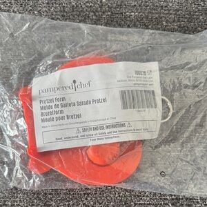 Pampered Chef Bold Red Pretzel Form